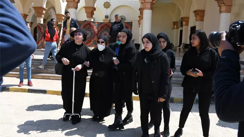 اسرة احمد حلاوة يودعونه بالبكاء وقراءة القرآن الكريم