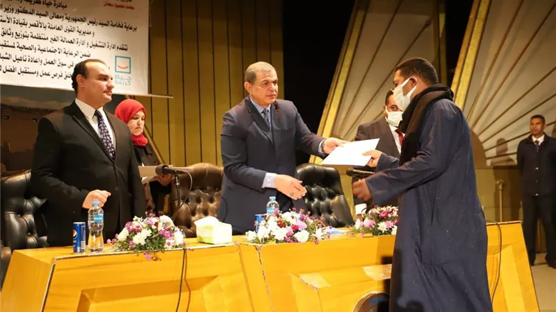 سعفان يسلم 2216 وثيقة تأمين تكافلي للعمالة غير المنتظمة بالاقصر