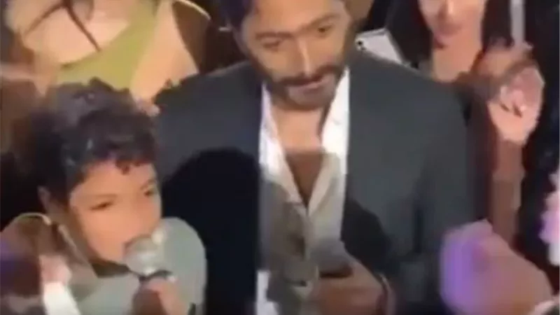 بالفيديو: ديو يجمع تامر حسنى بـ طفل 