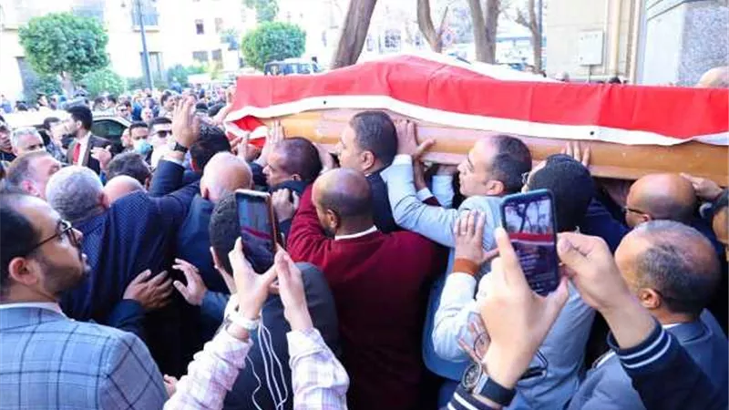 ملفوفا بعلم مصر.. انتهاء صلاة الجنازة على جثمان نقيب المحامين بمسجد عمر مكرم.. صور