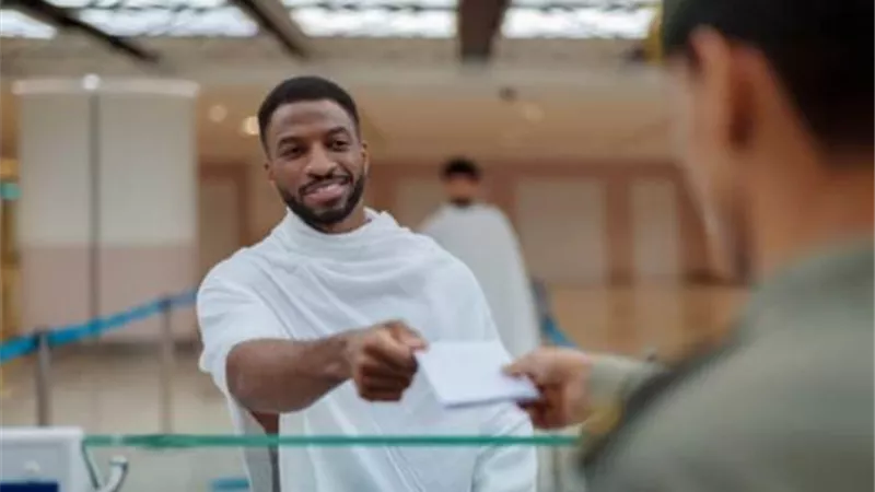 السعودية تعيد فتح برنامج التأشيرة عند الوصول لحاملي تأشيرات الولايات المتحدة والمملكة المتحدة وشنجن