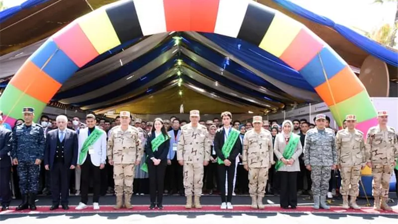 وزير الدفاع يشهد إحتفالية مسابقة الإبتكارات العلمية بكلية الدفاع الجوى ويلتقى طلبة كليتى الدفاع الجوى والبحرية