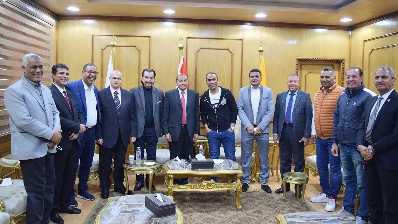 رئيس جامعة بنى سويف يستقبل مدير الكرة بالنادي الأهلي