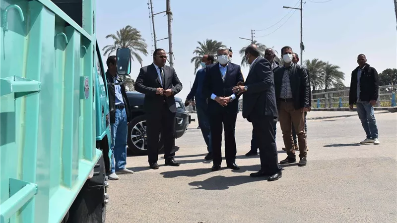 دعم منظومة النظافة بمركز مطاى بالمنيا بعدد من السيارات لرفع تراكمات القمامة