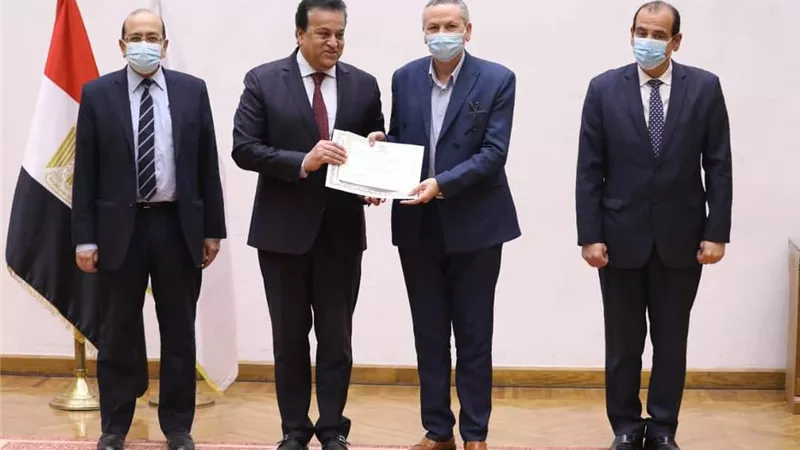 وزير الصحة يُكرم مدير مركز المعلومات بصحة المنوفية