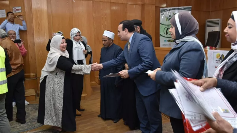 نائب محافظ الأقصر يكرم الأمهات المثاليات
