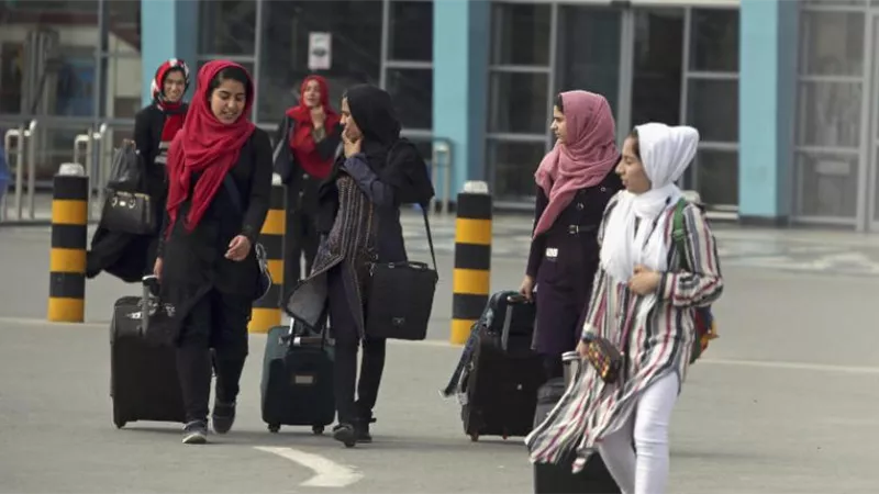 «طالبان» تمنع النساء من السفر جوا دون محرم