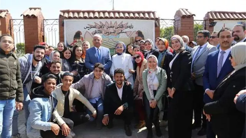 صقر يفتتح مممشى السويس الثقافى بحديقة الخالدين.. بالصور