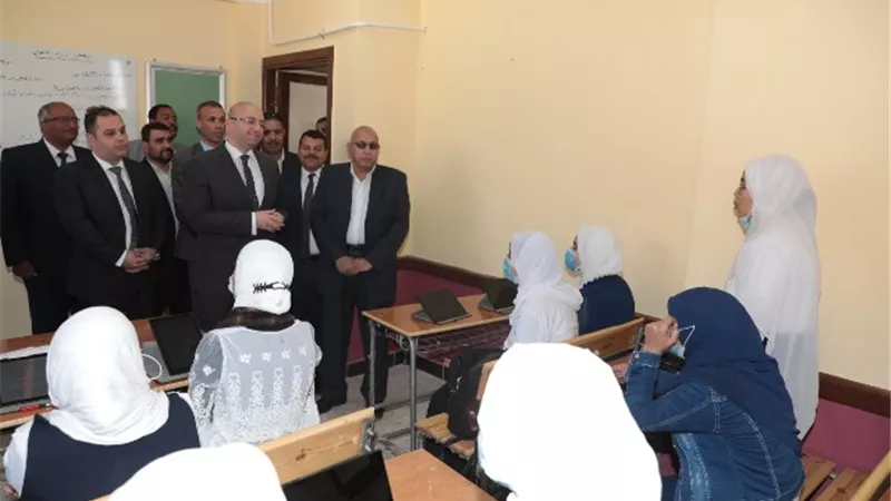 حوار بين محافظ بني سويف وطالبات اليرموك الثانوية بمركز الواسطى.. بالصور