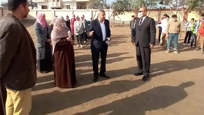وكيل وزارة التعليم يتابع عددا من مدارس ادارتي صان الحجر ومنشأه ابوعمر
