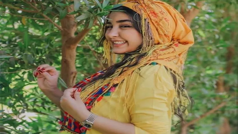 بـ عباءة تراثية.. جيهان خليل تتألق وسط الأراضى الزراعية (صور)