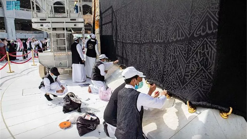 رئاسة شؤون الحرمين تنفذ الصيانة الدورية لثوب الكعبة المشرفة