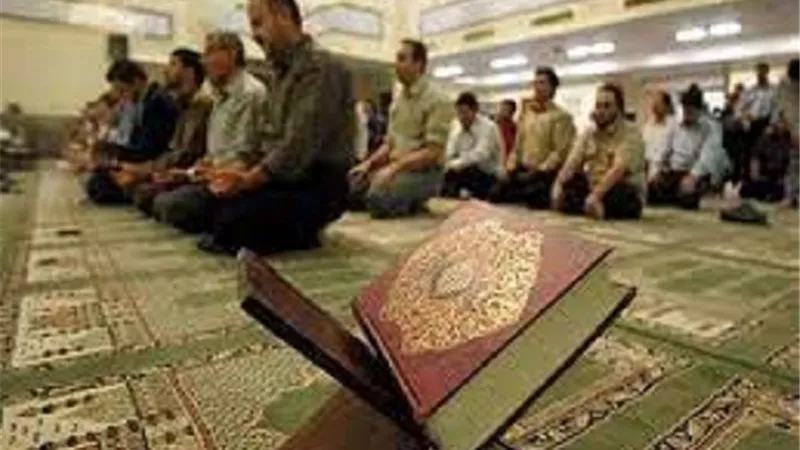 المصافحة بين المصلين بعد الصلاة .. هل تصح