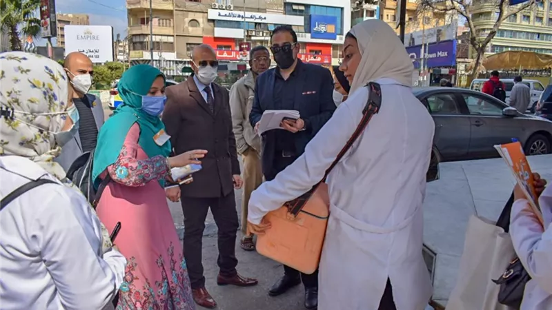 وكيل وزارة الصحة يتابع عمل الفرق المتحركة لحملة التطعيم ضد شلل الأطفال بالزقازيق وبلبيس