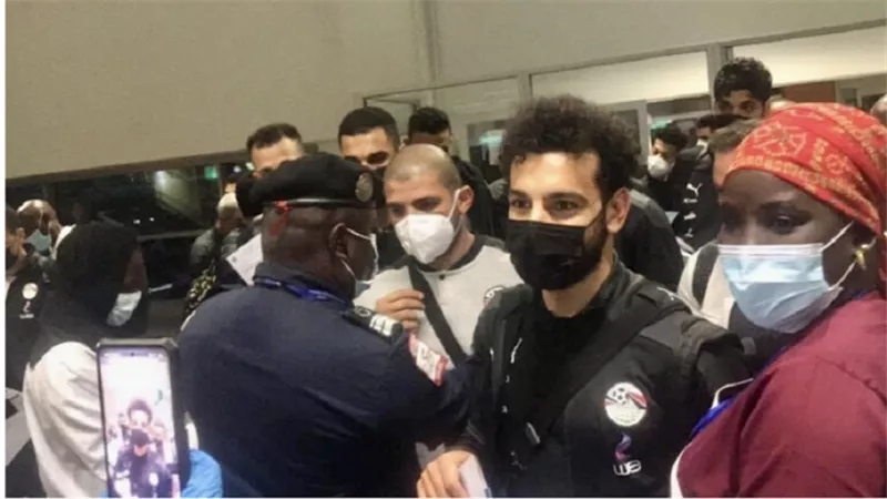 جماهير السنغال تهاجم محمد صلاح في داكار.. فيديو