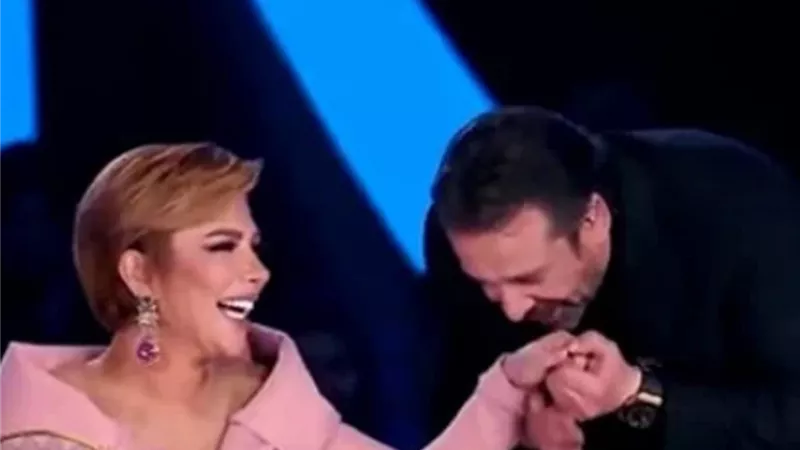 أصالة تغنى لكريم عبد العزيز .. والفنان يقبل يدها