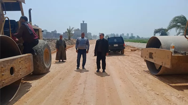 بدء رصف الطريق الدائري بأبوقرقاص في المنيا..صور