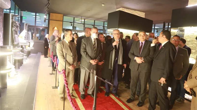 محافظ كفر الشيخ ورئيس جامعة كفر الشيخ يفتتحان متحف الآثار التعليمي بالآداب
