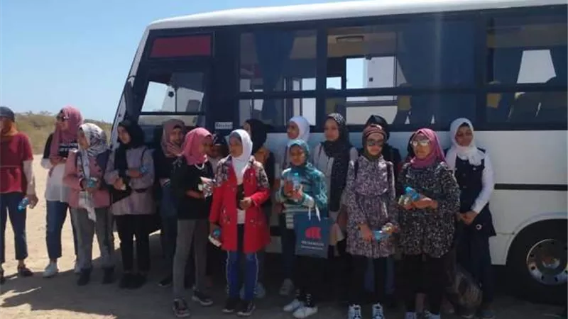حملة نظافة بمحمية المانحروف بمشاركة طلاب مدرسة أم الحويطات فى سفاجا.. بالصور