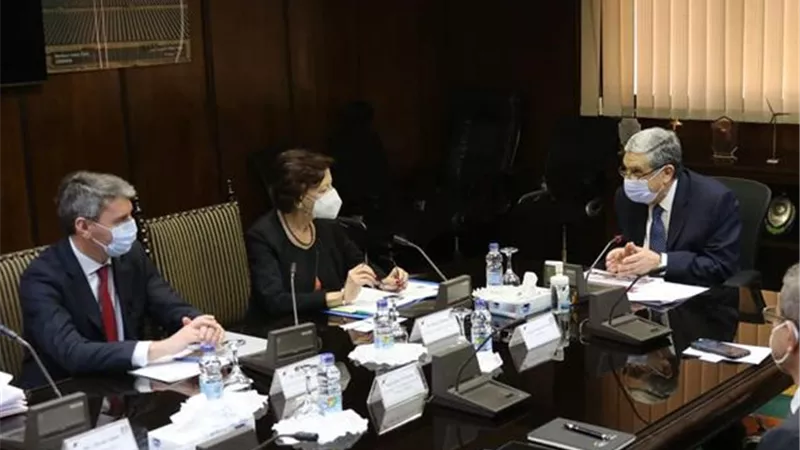 وزير الكهرباء والطاقة المتجددة يناقش مع بنك الإستثمار الأوروبى سبل دعم وتعزيز التعاون المستقبلى