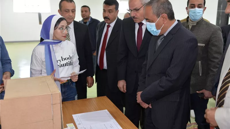 أطراف صناعية وغواصة آلية في مؤتمر البحوث الطلابية بجامعة القناة ..صور