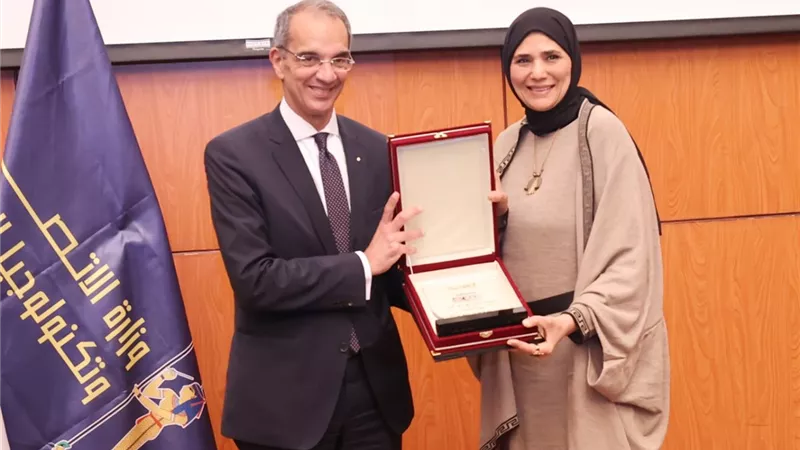 وزير الاتصالات يكريم المتميزات لعام 2021 وممثلى مبادرة قدوة تك..صور