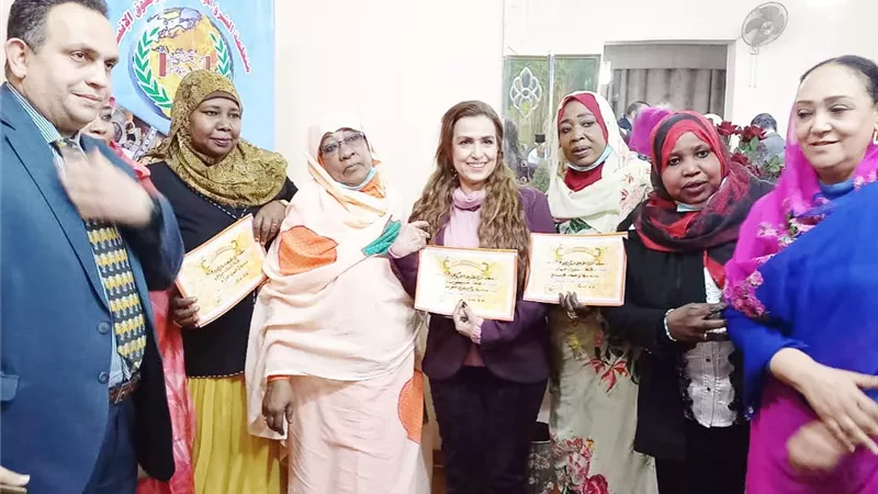 تكريم الفنانة سيمون بمنتدى دور المرأة فى التنمية