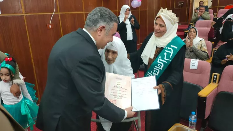 محافظ البحر الأحمر يكرم الفائزات في مسابقة الأم المثالية ويؤكد: المرأة كلمة السر في بناء حضارات قوية
