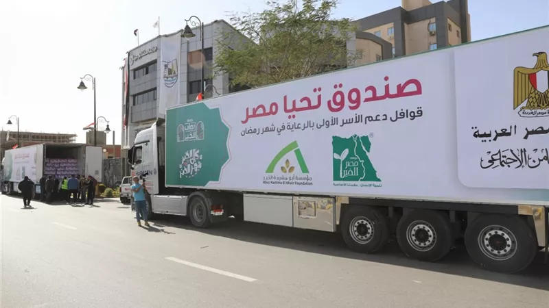 محافظ بني سويف يستقبل قافلة مواد غذائية للأسر الأولى بالرعاية مقدمة من صندوق 