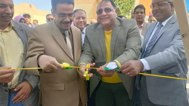 السكرتير العام المساعد ووكيل وزارة تعليم البحرالإحمر يفتتحان المعرض السنوى للأنشطة التربوية
