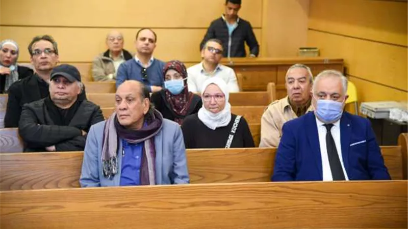 نقيب الممثلين فى جنازة عهدى صادق بعد تقديم واجب العزاء لاسرة احمد حلاوة