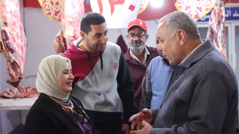 النائبة عفاف زهران تتفقد معرض أهلا رمضان وتستطلع آراء المواطنين بالسويس