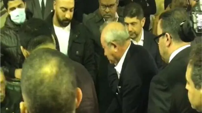 نجيب ساويرس يشارك في عزاء رجائي عطية نقيب المحامين