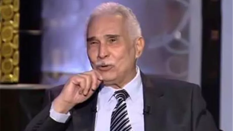 ابن عبد الرحمن ابو زهرة يشارك جمهوره لحظة نقل والده فى سيارة الاسعاف.. فيديو
