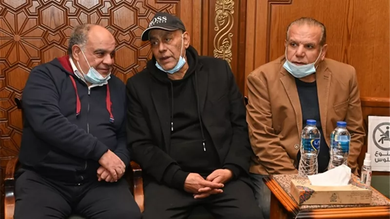 أحمد بدير يقدم العزاء لأسرة الفنان أحمد حلاوة.. صور