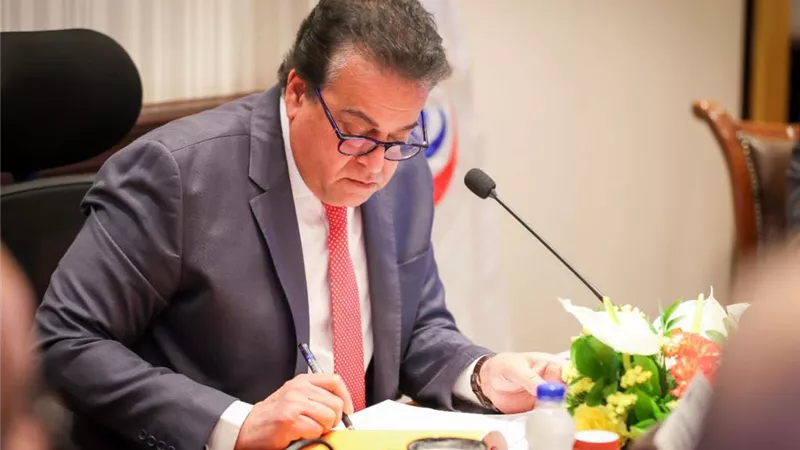 عبد الغفار : توافر مخزون كافِ من الأدوية والمستلزمات والأكسجين الطبي بالمستشفيات