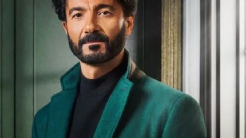 لفتة إنسانية.. خالد النبوى لـ عامل : تعظيم سلام لعم عاشور للي بيحفر ويبني ويشتغل بدراعه لحد النهارده