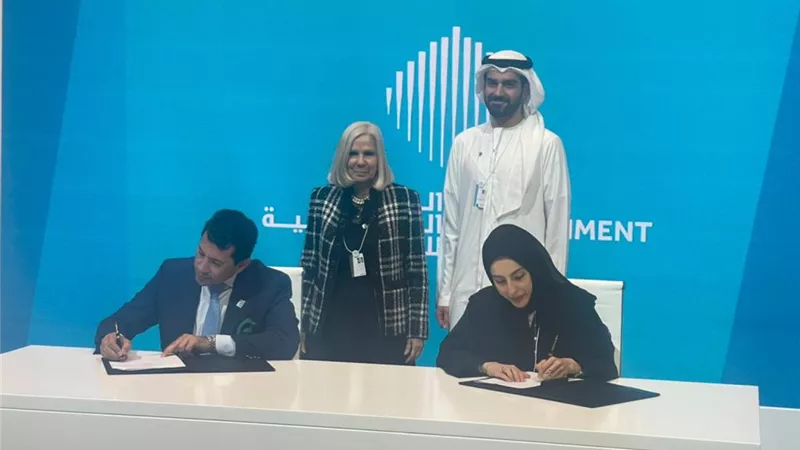 صبحي والمزروعي يوقعان مذكرة تفاهم بين وزارة الرياضة ومركز الشباب العربي بالإمارات