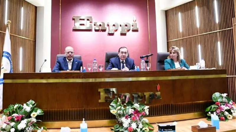 الملا يشارك النقابة العامة للعاملين بالبترول احتفالها بيوم المرأة المصرية