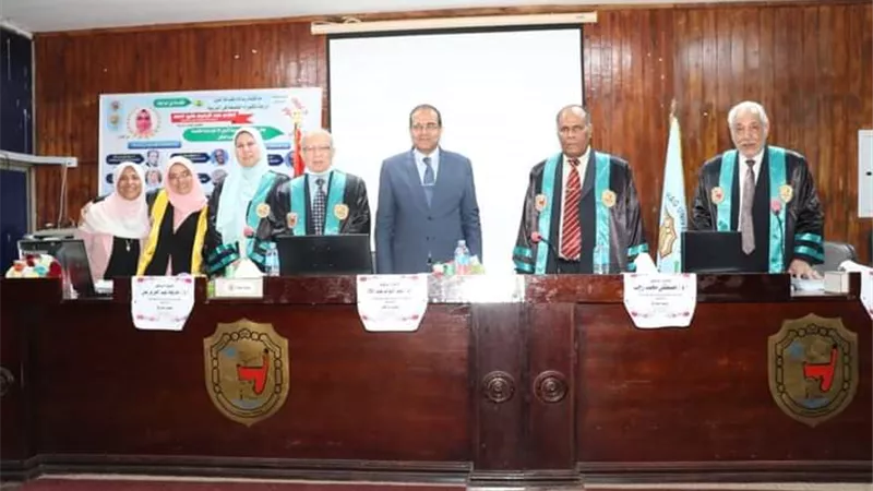 رئيس جامعة سوهاج يشهد مناقشة رسالة دكتوراه على هامش مؤتمر اللغة والهوية في التعليم العربي