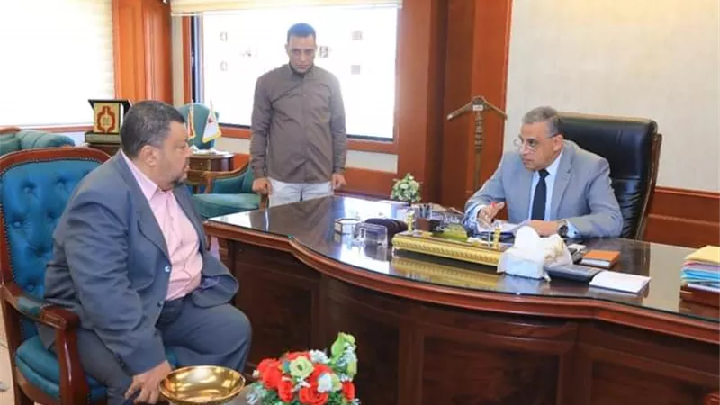 محافظ سوهاج ونائبه والسكرتير المساعد يلتقون 100 مواطن لبحث مطالبهم