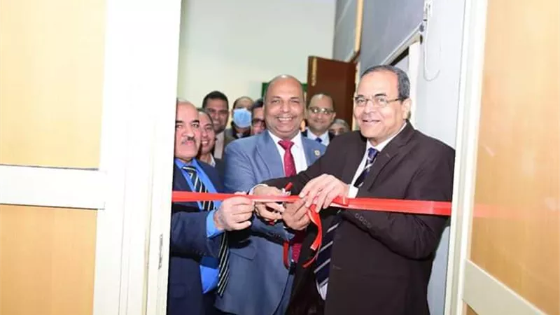 رئيس جامعة سوهاج يفتتح وحدة النيتروجين السائل بكلية العلوم