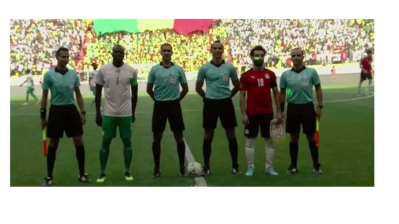 بالصور .. جماهير السنغال تطارد صلاح بالليزر فى وجهه من قبل ضربة البداية