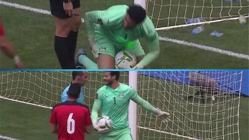 شاهد .. جماهير السنغال تلقى زجاجات المياه على محمد الشناوى