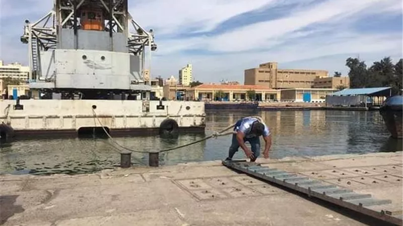 كابونجا ابن الإسماعيلية يستعد لسحب سفينة وزنها 700 طن بأسنانه