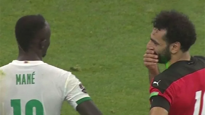 شاهد .. حديث جانبى بين صلاح ومانى قبل الذهاب الى ركلات الترجيح