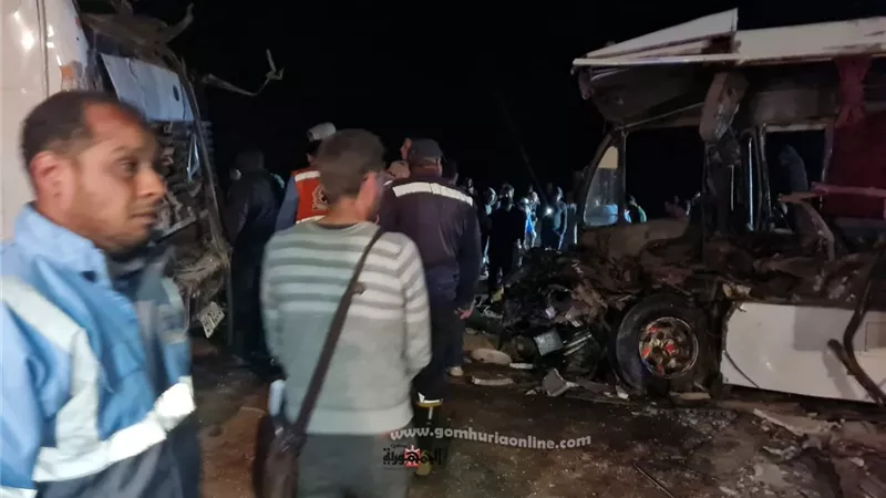 مصرع وإصابة ٢١ في حادث تصادم أتوبيس بشاحنة في السويس