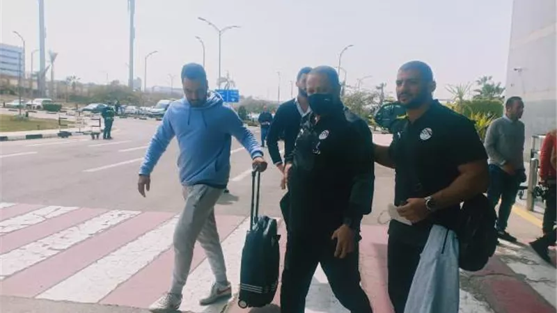 طائرة بعثة المنتخب الوطني تصل مطار القاهرة