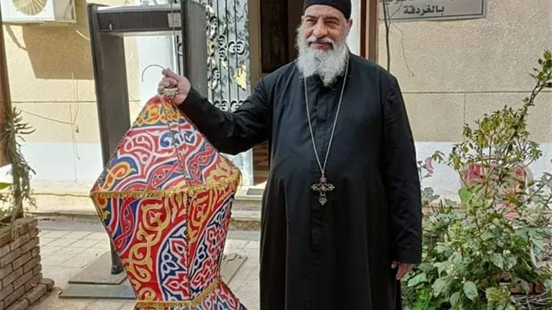 راعى الأقباط الكاثوليك بالغردقة يعلق فانوس رمضان على الكنيسة