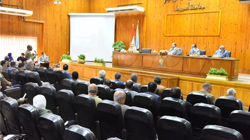 محافظ أسيوط يوجه بتكثيف الحملات على الأسواق للتأكد من توافر السلع وضبط الأسعار ويشدد على دفع العمل بمنظومتي التقنين والمتغيرات المكانية